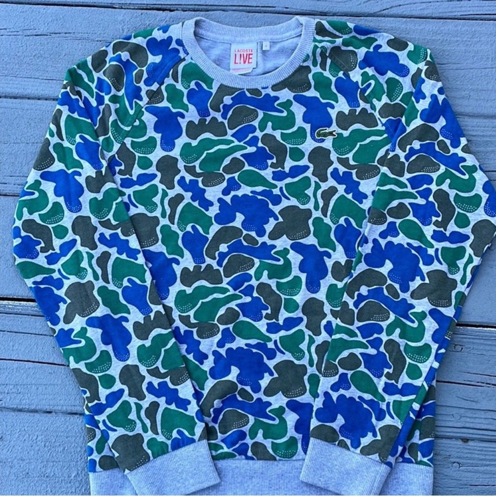 Lacoste LIVE crew neck hooded sweatshirt has an archived design for any style!
